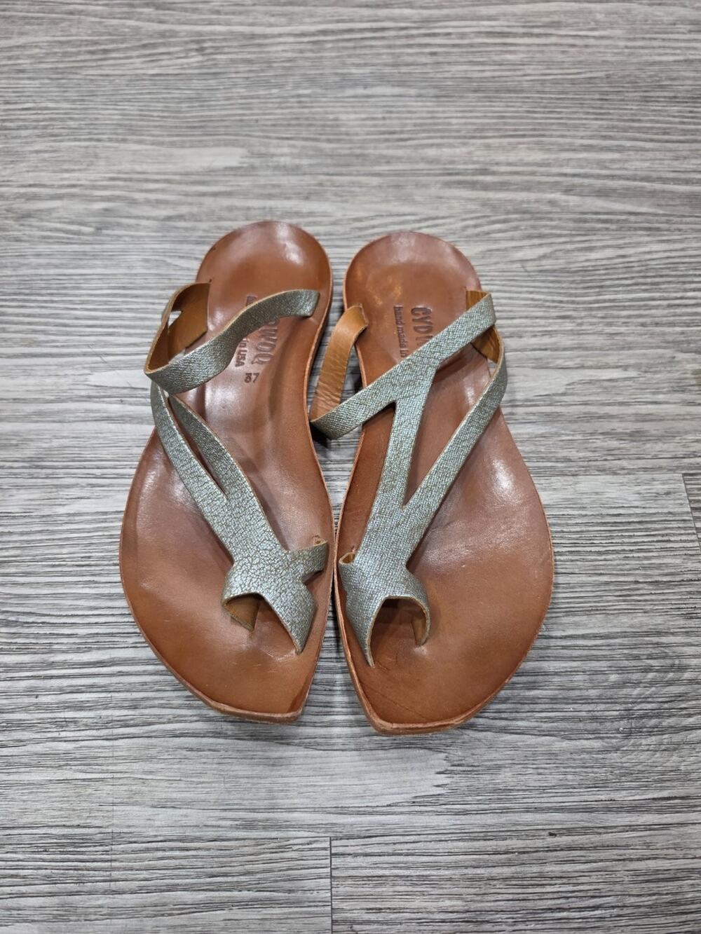 CYDWOQ Handmade USA Metallic Leather Asymmetric Toe Loop Sandals EU 37